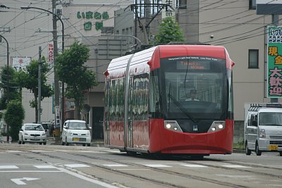 志貴野中学校前駅－市民病院前駅間を走るアイトラム