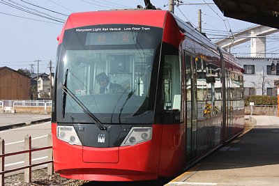 越の潟駅に停車するアイトラム