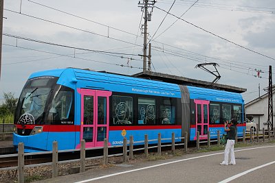 越の潟駅に停車するドラえもんトラム