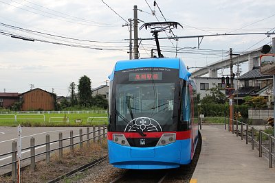 越の潟駅を発車したドラえもんトラム