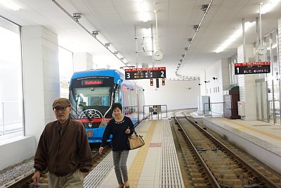 発車するドラえもんトラム