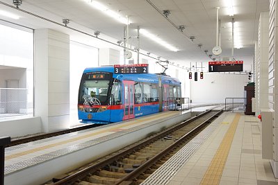 高岡駅に停車するドラえもんトラム