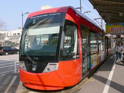 (旧)高岡駅前ホームに停車するアイトラム