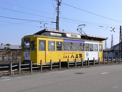 越ノ潟駅に停車するデ7071