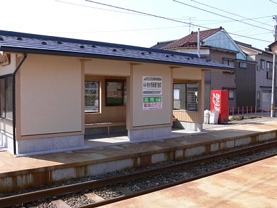 ホームの両側に待合室がある
