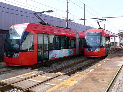 六渡寺駅で列車交換するアイトラム