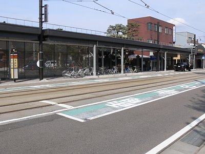 道路にペイントしただけのホームでは・・・