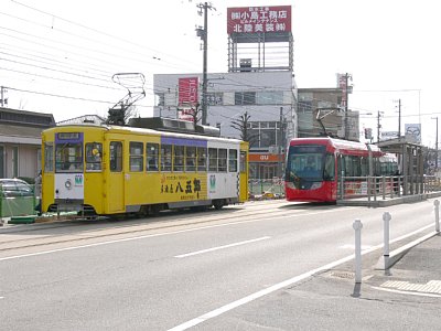 江尻駅に停車するアイトラムとデ7071