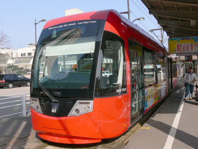 高岡駅前に停車するアイトラム