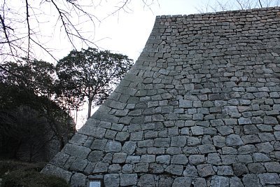 丸亀城三ノ丸石垣の「扇の勾配」
