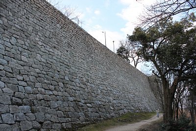 丸亀城三ノ丸石垣は22mもの高さがあります