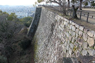 丸亀城三ノ丸東側石垣