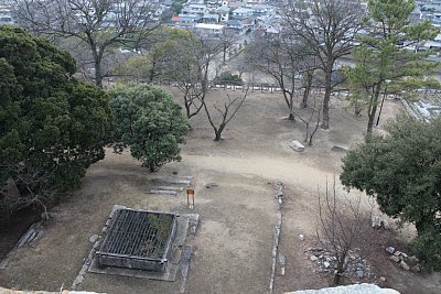 丸亀城本丸から見た三ノ丸井戸