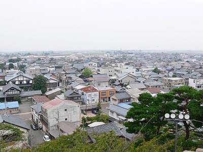 丸岡城天守から丸岡市街を望む