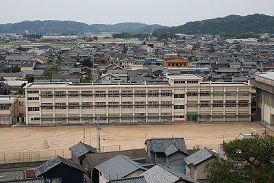 天守三階から見た平章小学校