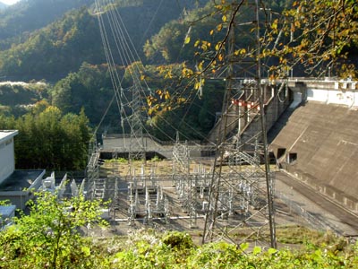 左岸からダム直下の馬瀬川第2発電所を見る