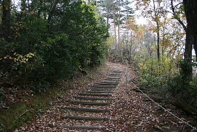 升方城への通路ですが、遺構を破壊していますね