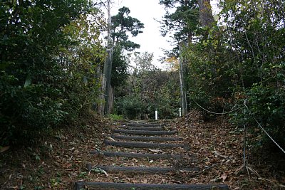 三の丸から二の丸への階段は急です