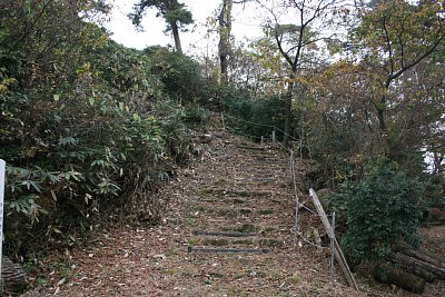 二の丸から本丸への通路も曲がっている上に急です