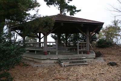 本丸になぜか東屋があります