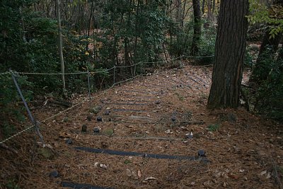 升方城本丸から二の丸へ降りる搦手道