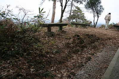 本丸の周囲の土塁には石積が混じっています