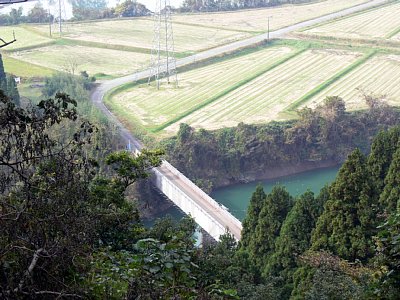 増山城一の丸から増山大橋を望む