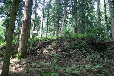 鐘撞堂の土塁はかなりの高さです