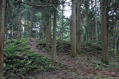 鐘撞堂は巨大な土塁です