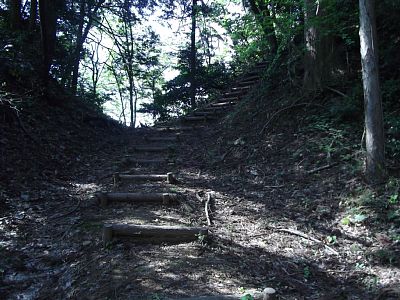 亀山城への登城道はかなりの急勾配です