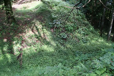 本丸と二の丸を隔てる空堀跡(堀切)