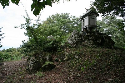 祠がある部分が一段高くなっています