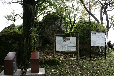 本丸のある巨石群は何だろう・・・