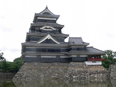 松本城天守群(右：辰巳附櫓・月見櫓　左：大天守)