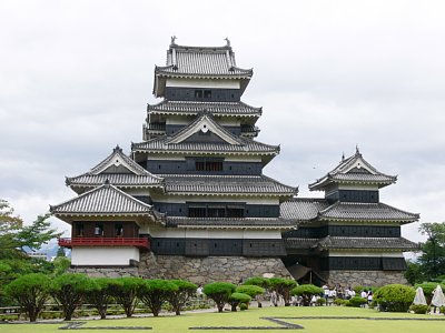 松本城天守群(右:乾小天守 左:辰巳附櫓・月見櫓)