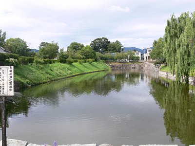 松本城二の丸土塁と外堀