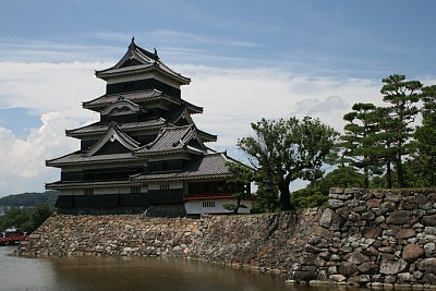 松本城天守を南東側から見る