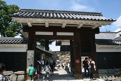 松本城黒門高麗門を外部から見る