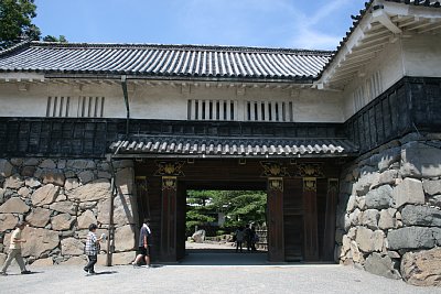 松本城黒門櫓門を外部から見る