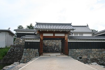 松本城太鼓門高麗門を外部から見る