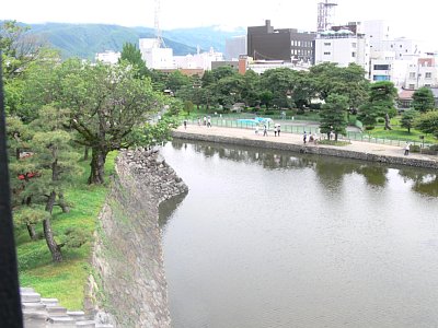 松本城内堀(西側)