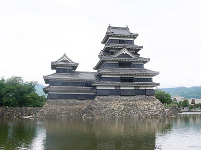 松本城天守群(右：大天守　左：乾小天守)