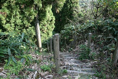 城の北側の階段は極めて急です