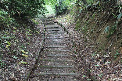 松根城下を通る小原越