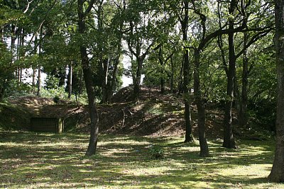 馬場広場東側の土塁