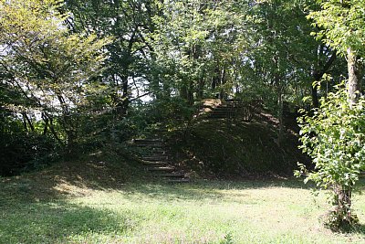 馬場広場西側の土塁