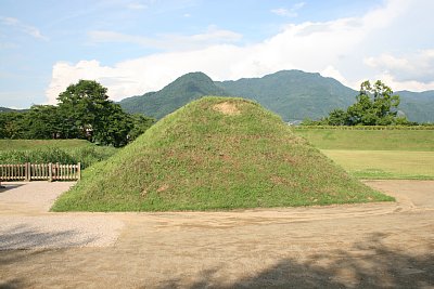 外堀からの通路が土塁で仕切られています