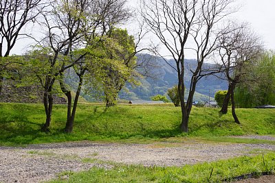 松代城北側の土塁はかなりの高さです