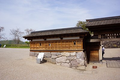 続塀には鉄砲狭間が開いています