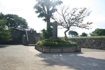 石碑と展望台への階段
